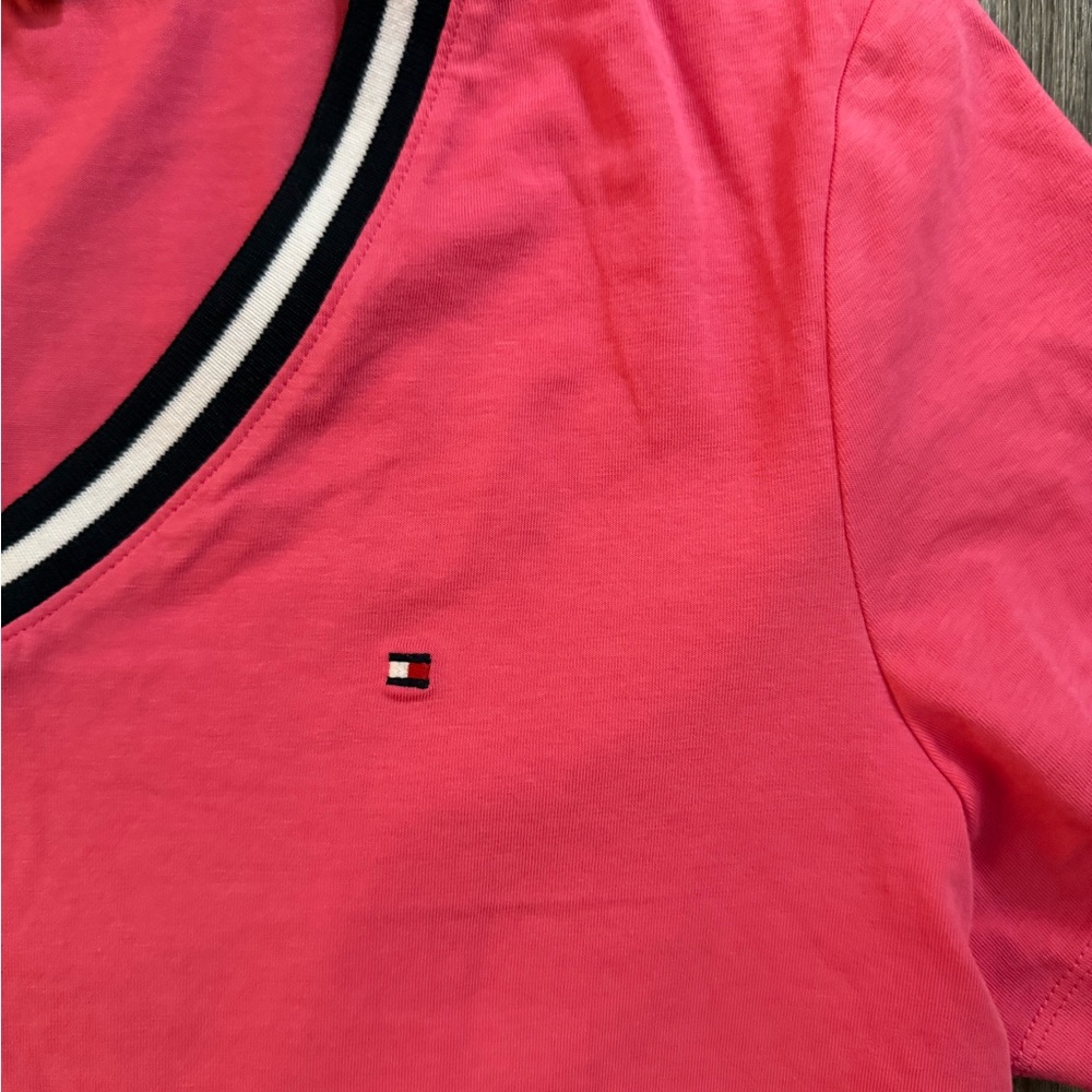 NWOT Tommy Hilfiger SZ M Women's Pink V-Neck Top. slim fit. Never worn - Picture 3 of 8